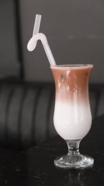 Sütlü buzlu kahve. Buzlu kahve. Elinde bir bardak buzlu kahve tutan kadın..