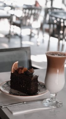 Masada lezzetli bir pasta var.