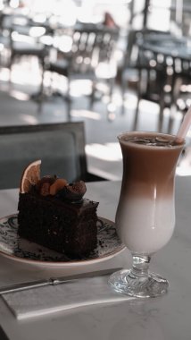 Masada lezzetli bir pasta var.