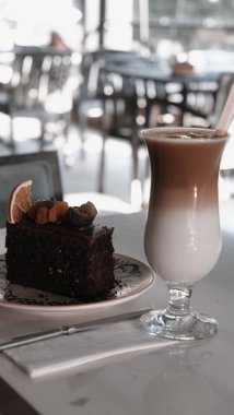 Masada lezzetli bir pasta var.