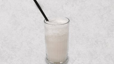 Sütlü buzlu kahve. Buzlu kahve. Elinde bir bardak buzlu kahve tutan kadın..