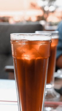 Masanın üzerinde bir fincan kahve. 