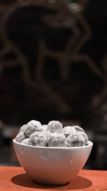 bir sürü değişik çikolatalı pralin