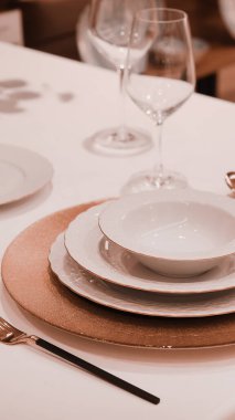 Mağazadaki rafta duran ev eşyaları