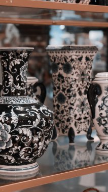 Mağazadaki rafta duran ev eşyaları