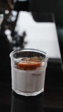 Bardakta tatlı, fincanda kek.