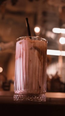 Sütlü buzlu kahve. Buzlu kahve. Elinde bir bardak buzlu kahve tutan kadın..