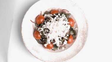 Taze salata tabağı ile karışık yeşillik