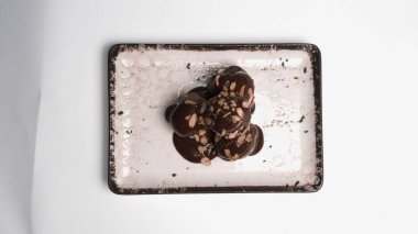 Masada çikolata olan lezzetli profiteroller.