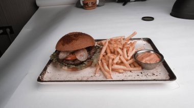 Taze sebzeli ev yapımı hamburger.