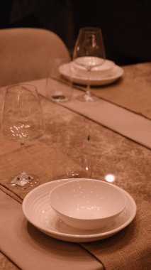 Çantalar, tabaklar mağazadaki rafta duruyor.