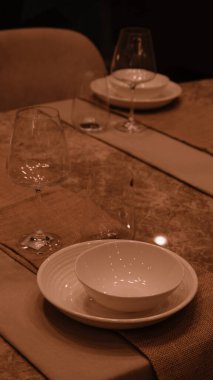 Çantalar, tabaklar mağazadaki rafta duruyor.