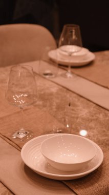 Çantalar, tabaklar mağazadaki rafta duruyor.