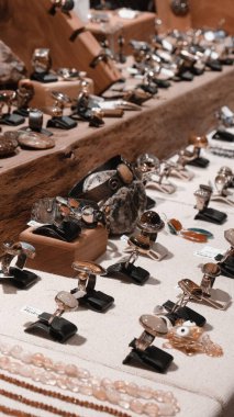 Güzel altın mücevherler, değerli taşlar ve elmaslar.