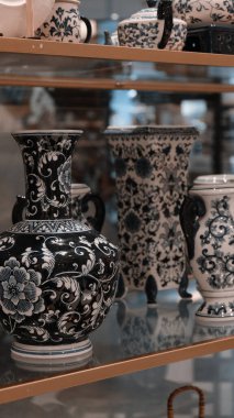 Mağazadaki rafta duran ev eşyaları