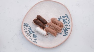 Çikolata soslu ekler, lezzetli küçük çikolatalı pasta, ekler pastası.