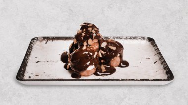 Kırmızı, beyaz ve gül şarabı kadehleri