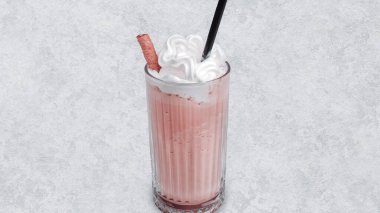 Sütlü buzlu kahve. Buzlu kahve. Elinde bir bardak buzlu kahve tutan kadın..