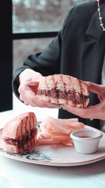Taze sebzeli ev yapımı hamburger.