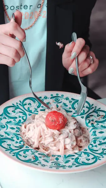 Lezzetli soslu lezzetli klasik İtalyan makarnası..