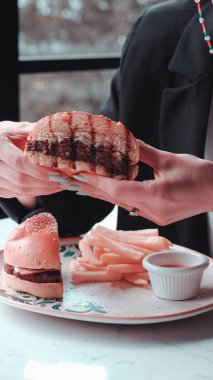 Taze sebzeli ev yapımı hamburger.