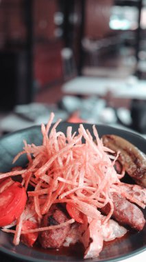 Masada lezzetli tavuk yemeği