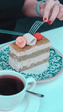 Masada lezzetli bir pasta var.