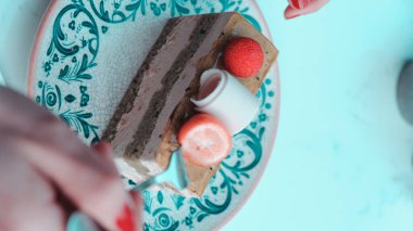 Masada lezzetli bir pasta var.