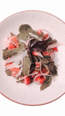 Taze salata tabağı ile karışık yeşillik