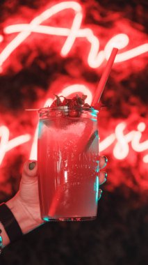 Lezzetli renkli kokteyller, parti kokteylleri.