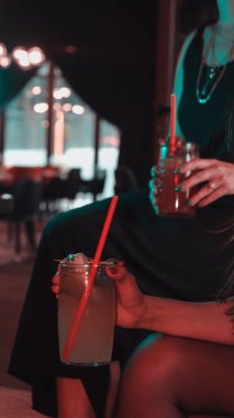 Lezzetli renkli kokteyller, parti kokteylleri.