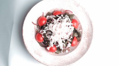 Taze salata tabağı ile karışık yeşillik