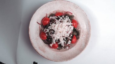 Taze salata tabağı ile karışık yeşillik