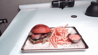 Taze sebzeli ev yapımı hamburger.