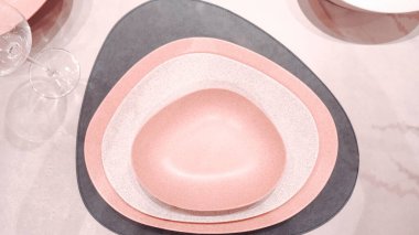 Mağazadaki rafta duran ev eşyaları