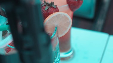 Lokantadaki masada alkol kokteyli.