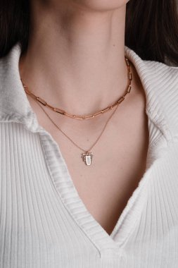 Güzel altın mücevherler, değerli taşlar ve elmaslar.