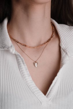 Güzel altın mücevherler, değerli taşlar ve elmaslar.