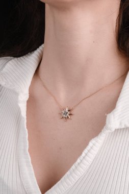 El yapımı değerli mücevherler. Kadınlar için bijouterie ve mücevher altın ve elmaslar