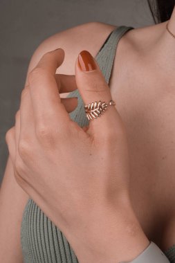 El yapımı değerli mücevherler. Kadınlar için bijouterie ve mücevher altın ve elmaslar