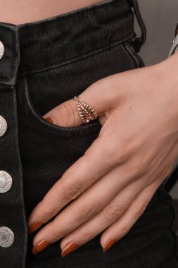 El yapımı değerli mücevherler. Kadınlar için bijouterie ve mücevher altın ve elmaslar