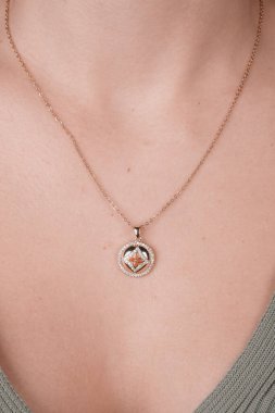 El yapımı değerli mücevherler. Kadınlar için bijouterie ve mücevher altın ve elmaslar