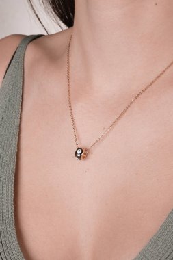 El yapımı değerli mücevherler. Kadınlar için bijouterie ve mücevher altın ve elmaslar