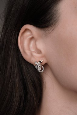 El yapımı değerli mücevherler. Kadınlar için bijouterie ve mücevher altın ve elmaslar