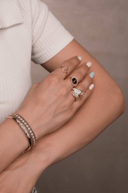 El yapımı değerli mücevherler. Kadınlar için bijouterie ve mücevher altın ve elmaslar