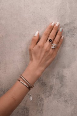 El yapımı değerli mücevherler. Kadınlar için bijouterie ve mücevher altın ve elmaslar