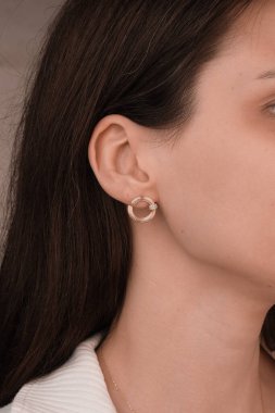 El yapımı değerli mücevherler. Kadınlar için bijouterie ve mücevher altın ve elmaslar