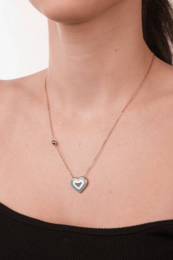 El yapımı değerli mücevherler. Kadınlar için bijouterie ve mücevher altın ve elmaslar