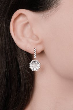 El yapımı değerli mücevherler. Kadınlar için bijouterie ve mücevher altın ve elmaslar