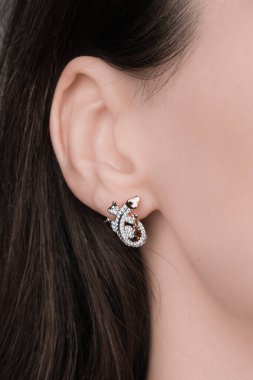 El yapımı değerli mücevherler. Kadınlar için bijouterie ve mücevher altın ve elmaslar